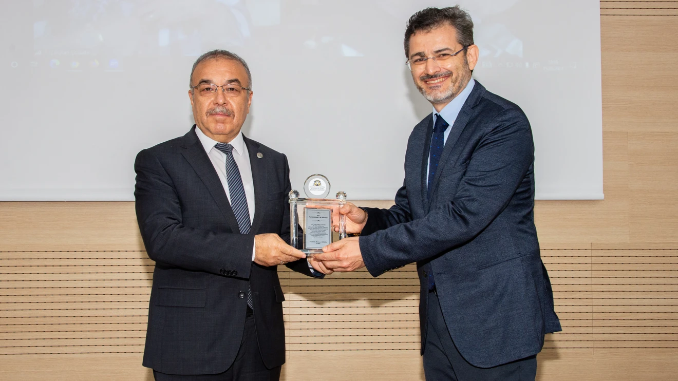 İİBF’de konferans salonuna Kurucu Dekan Yiğitbaşı’nın ismi verildi